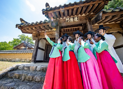 Foreign students, experience in “traditional coming-of-age ceremony” wearing traditional hats and hairpins